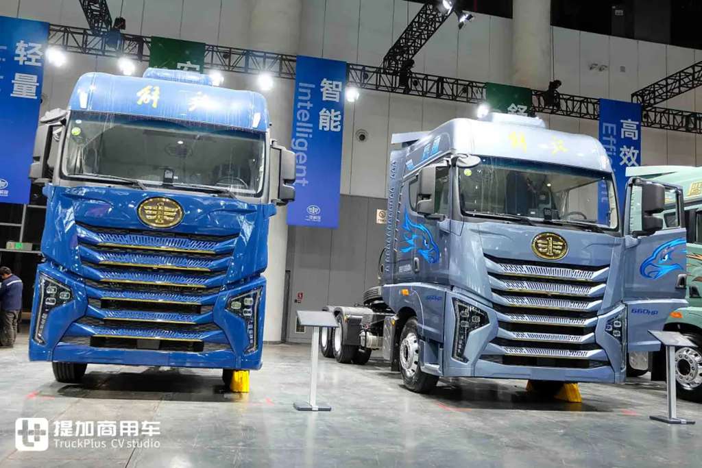 这是驾乘最舒适的燃气卡车？6㎡超大驾驶室！更有660匹高效动力，解放鹰航智尊L版牵引车实拍 - 第19张