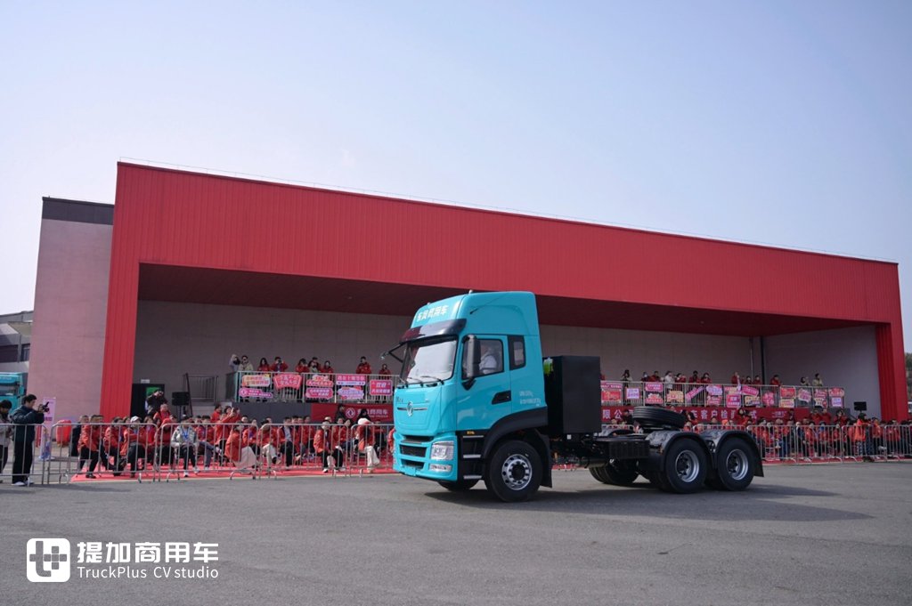 600度大电量，693匹大马力，专为资源类运输打造的东风天龙KL纯电牵引车实拍 - 第1张