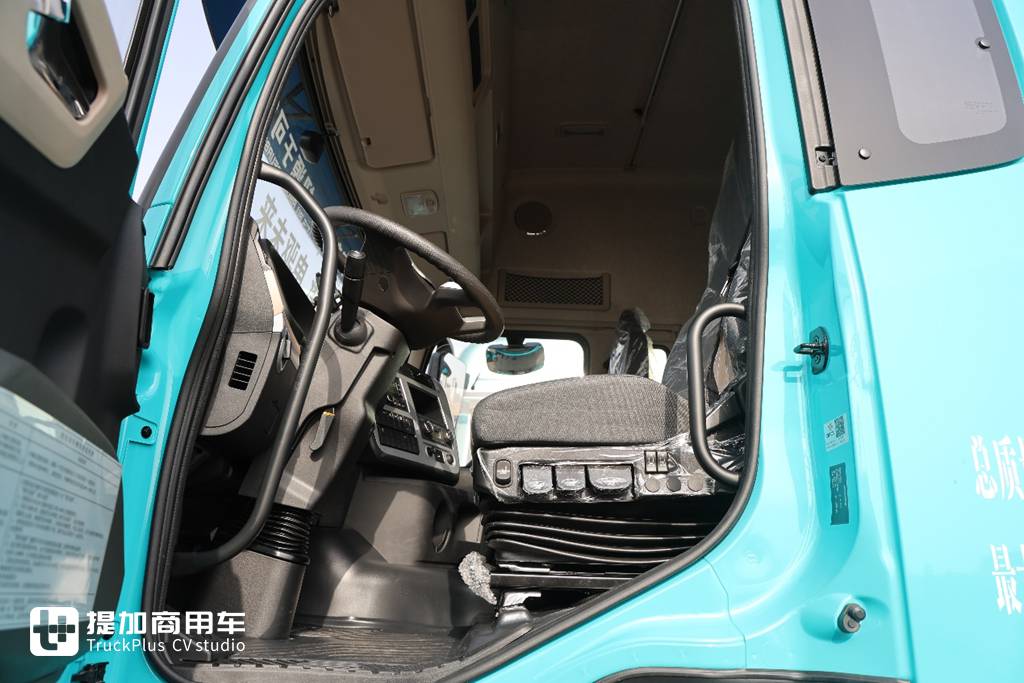 600度大电量，693匹大马力，专为资源类运输打造的东风天龙KL纯电牵引车实拍 - 第10张