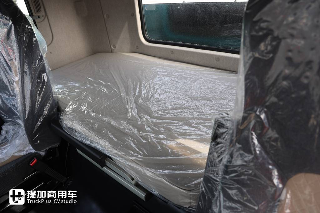 600度大电量，693匹大马力，专为资源类运输打造的东风天龙KL纯电牵引车实拍 - 第13张