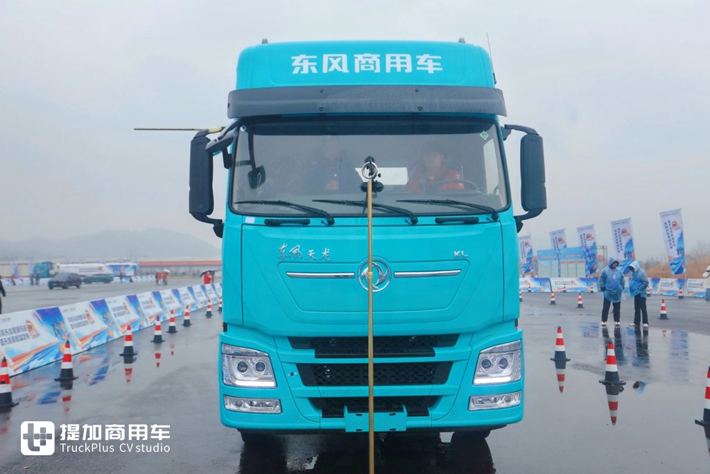 600度大电量，693匹大马力，专为资源类运输打造的东风天龙KL纯电牵引车实拍 - 第16张