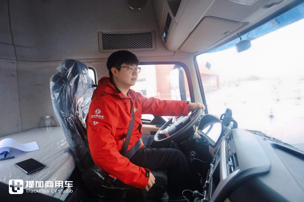 600度大电量，693匹大马力，专为资源类运输打造的东风天龙KL纯电牵引车实拍 - 第17张