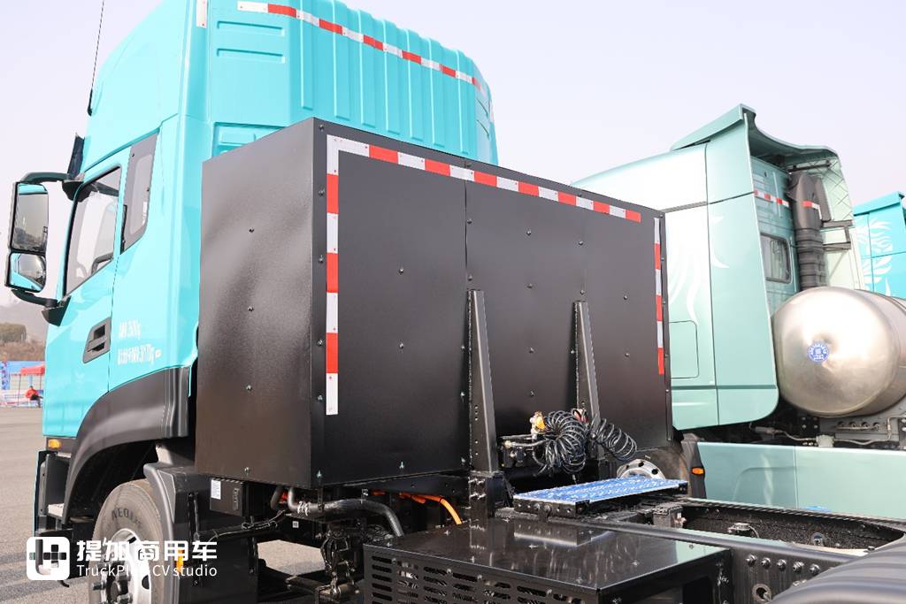 600度大电量，693匹大马力，专为资源类运输打造的东风天龙KL纯电牵引车实拍 - 第2张