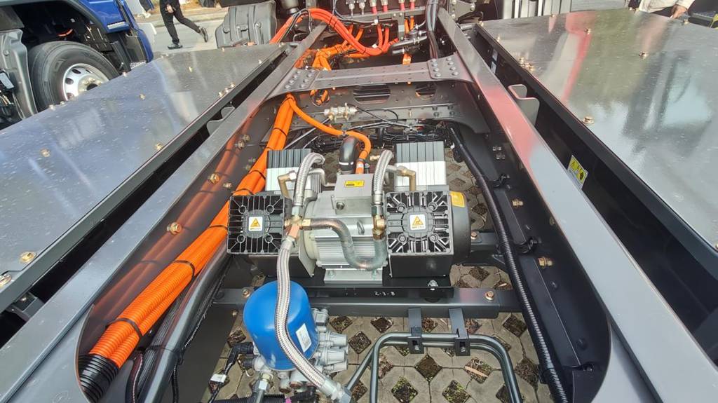 节能+轻量化！乘龙翼威5纯电大单桥定义中短途运输标杆 - 第2张