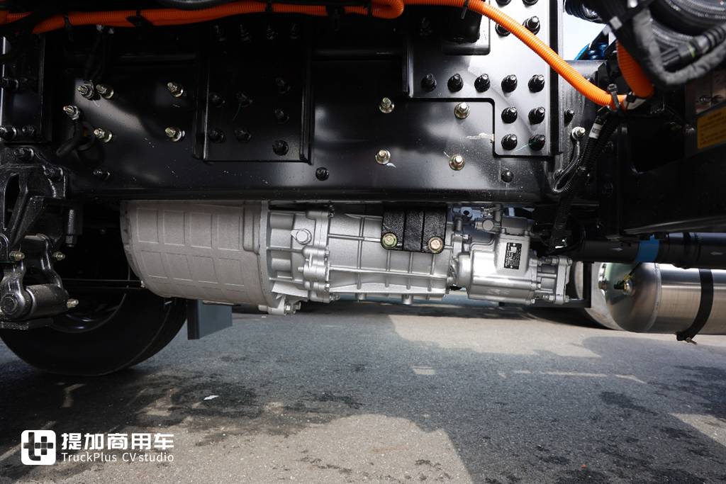 600度大电量，693匹大马力，专为资源类运输打造的东风天龙KL纯电牵引车实拍 - 第3张