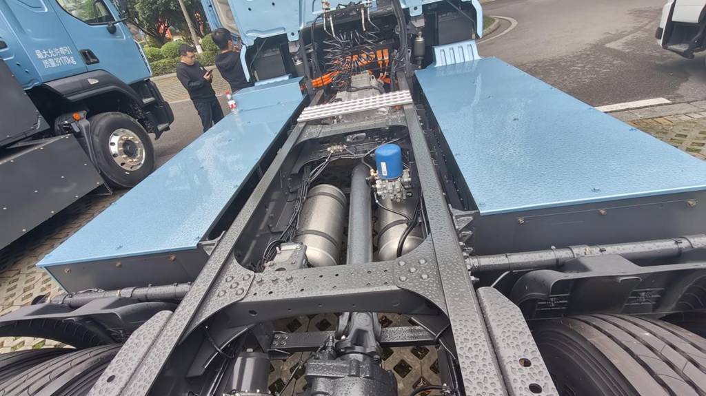 强动力低电耗！乘龙翼威5纯电牵引车实力赋能资源运输 - 第3张