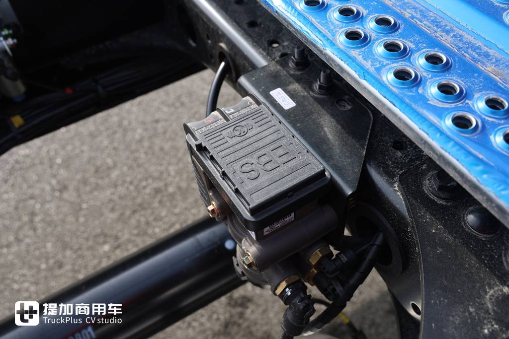 600度大电量，693匹大马力，专为资源类运输打造的东风天龙KL纯电牵引车实拍 - 第4张