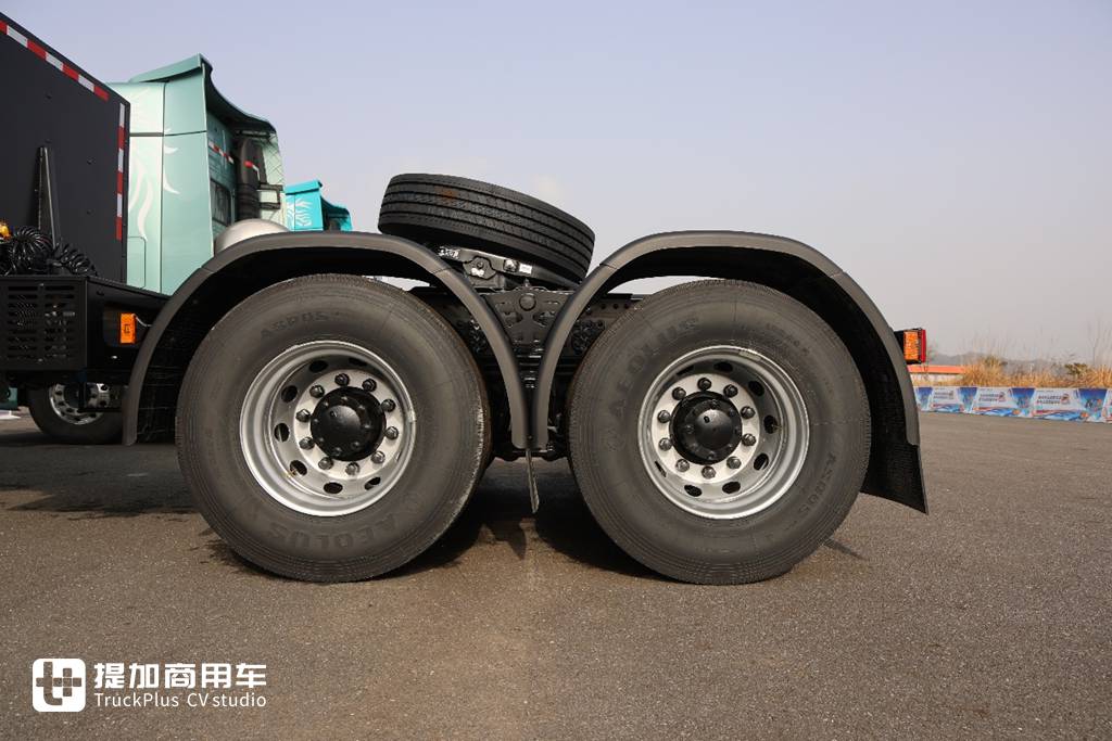 600度大电量，693匹大马力，专为资源类运输打造的东风天龙KL纯电牵引车实拍 - 第6张