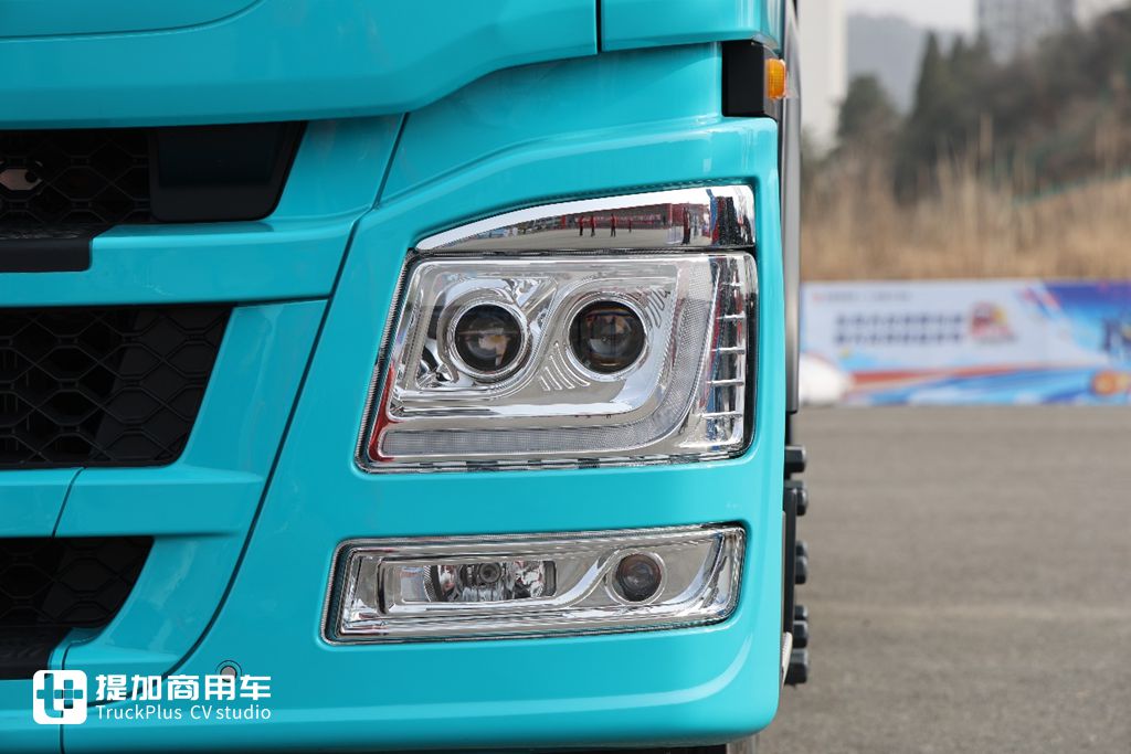 600度大电量，693匹大马力，专为资源类运输打造的东风天龙KL纯电牵引车实拍 - 第9张