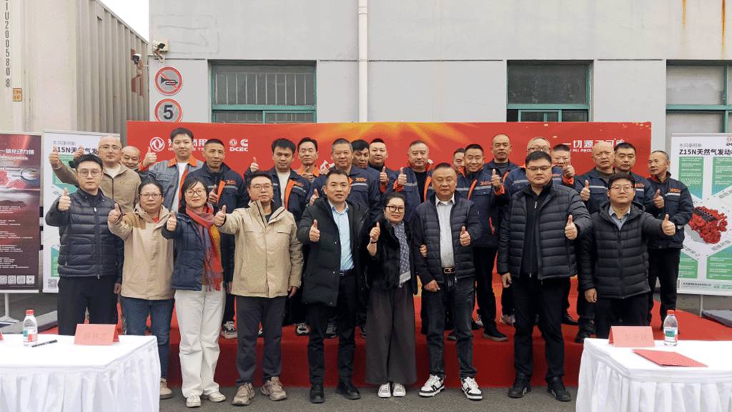 再获信赖！首批搭载东风康明斯燃气一体化动力链的东风天龙GX pro交付上海客户 - 第1张