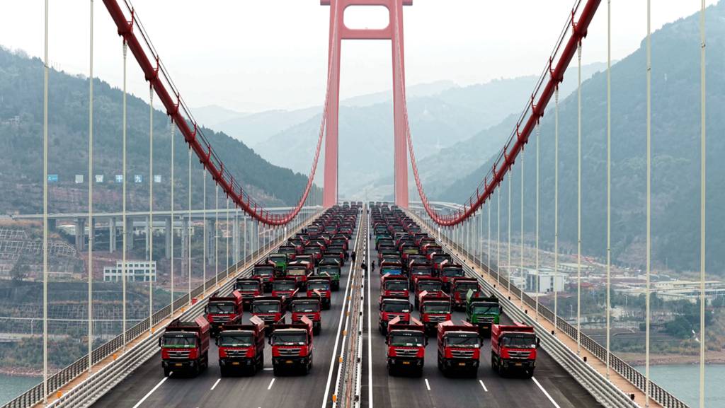 百台红岩重卡助力复兴长江大桥完成荷载试验 - 第1张