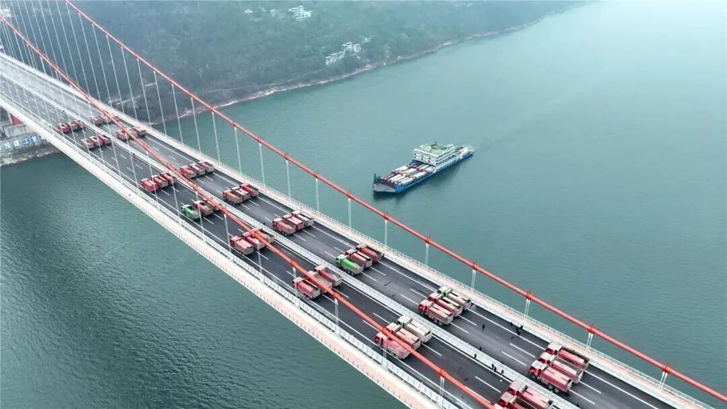 百台红岩重卡助力复兴长江大桥完成荷载试验 - 第3张