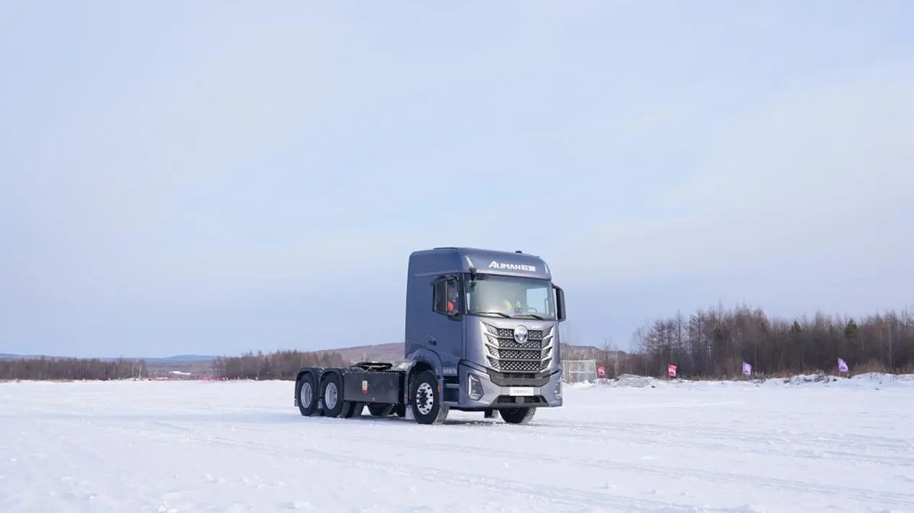 漠河极寒大考！欧曼银河纯电+混动重卡 性能与效率双维度突破 - 第3张