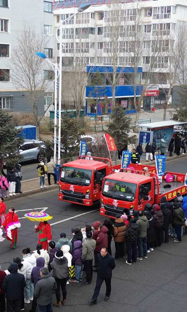 茫茫草原牛羊壮，东风轻卡美名扬 - 第1张