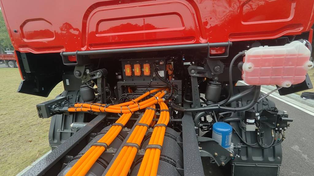 乘龙H7 8X4纯电自卸车:硬核实力破局,绿色创富新标杆 - 第2张 - 提加商用车网 乘龙H7 8X4纯电自卸车:硬核实力破局,绿色创富新标杆 - 第2张