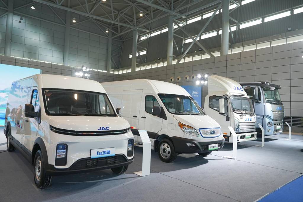 智链绿动,破局共生!江淮商用车亮相2026合肥新能源商用车展,智领绿色智慧物流新未来 - 第2张 - 提加商用车网 智链绿动,破局共生!江淮商用车亮相2026合肥新能源商用车展,智领绿色智慧物流新未来 - 第2张