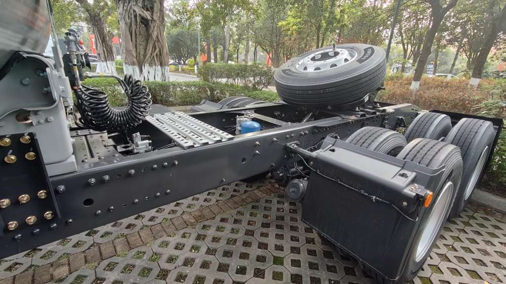 强动力低气耗 轻量更能赚！乘龙H5V LNG牵引车领跑资源运输 - 第3张