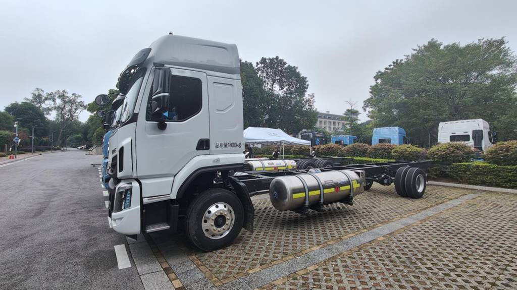 百公里16kg超低气耗，乘龙H5 LNG大单桥助您年省2万+ - 第3张