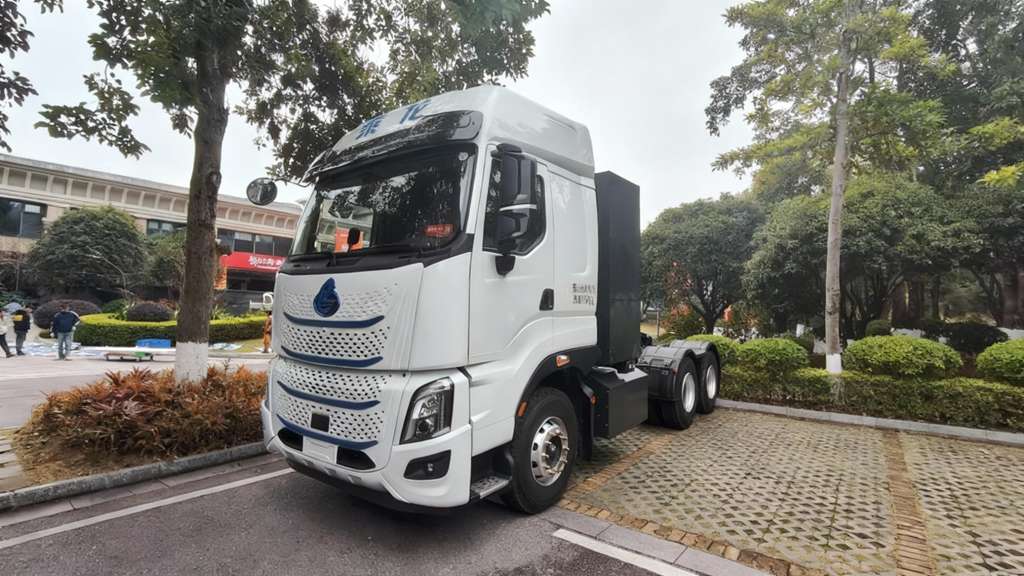 鲜乘直通车 | 如何实现无痛上班？乘龙H7 Pro纯电牵引车有高招 - 第1张