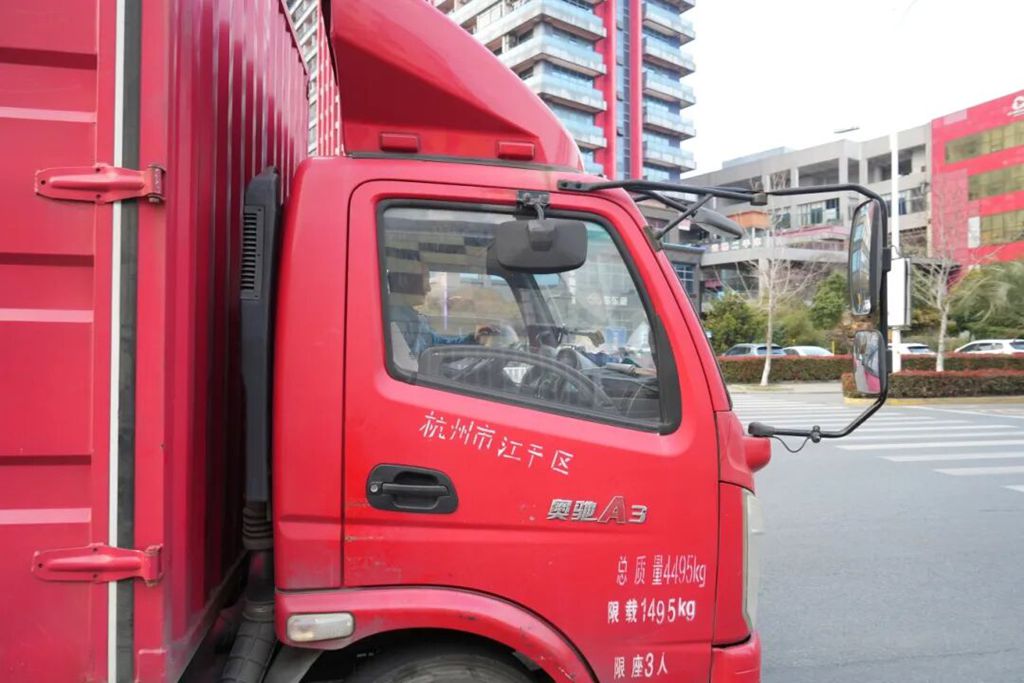 大桥上，他递出了一支“介绍信” - 第1张