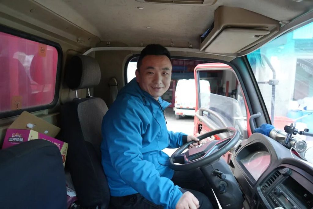 大桥上，他递出了一支“介绍信” - 第2张