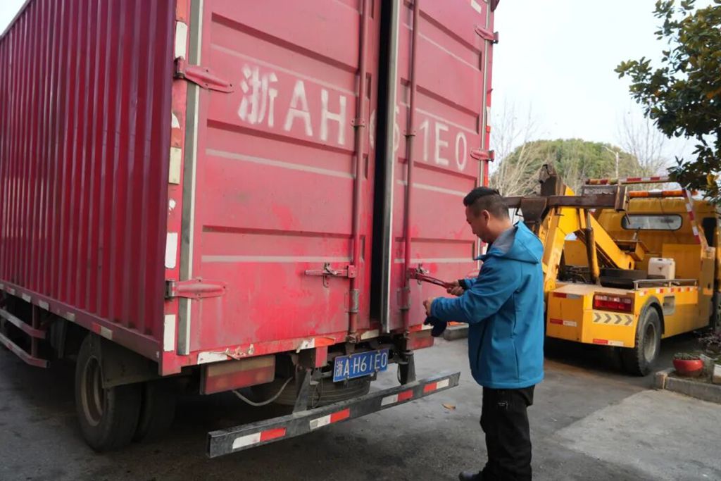 大桥上，他递出了一支“介绍信” - 第3张