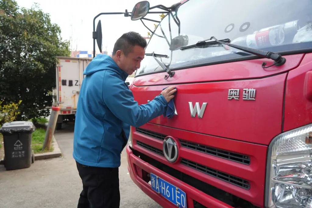 大桥上，他递出了一支“介绍信” - 第4张