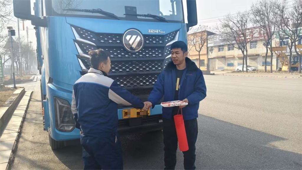 服务不打烊 点亮新春路！欧曼全维暖心服务筑保障 八大承诺护绿色运输 - 第1张