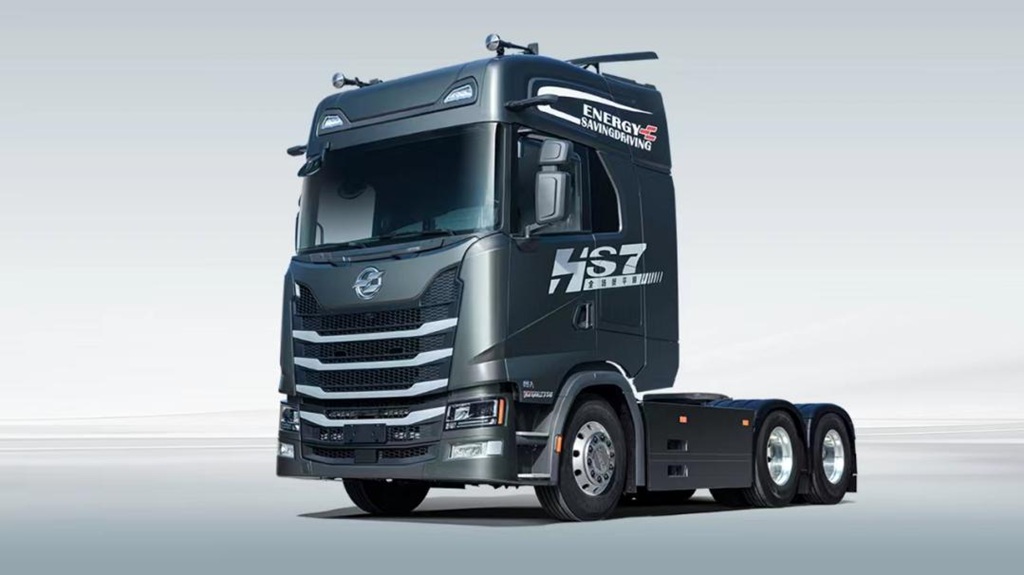 马年驭“神骏” ！东风华神HS7 720马力燃气重卡让卡友一眼心动的秘诀是？ - 第1张