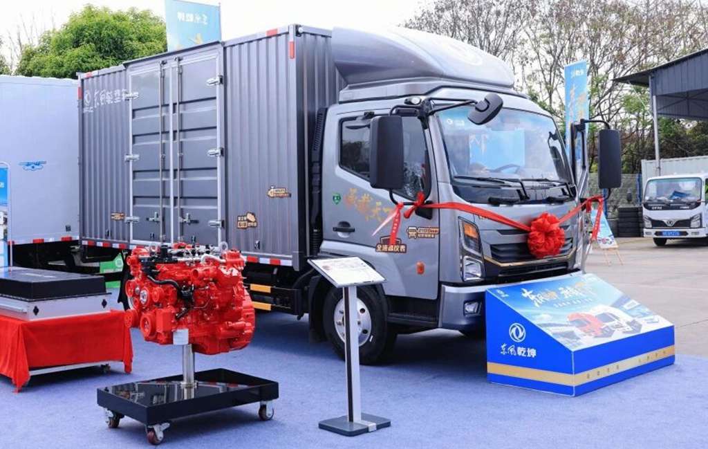 亮相蓉城 高效赋能!东风康明斯D2.5/D3.0助力东风乾坤成都上市 - 第2张 - 提加商用车网 亮相蓉城 高效赋能!东风康明斯D2.5/D3.0助力东风乾坤成都上市 - 第2张