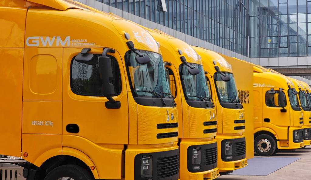 重卡行业首个百台混动订单落地，快递运输迎来低碳高效新变革 - 第1张