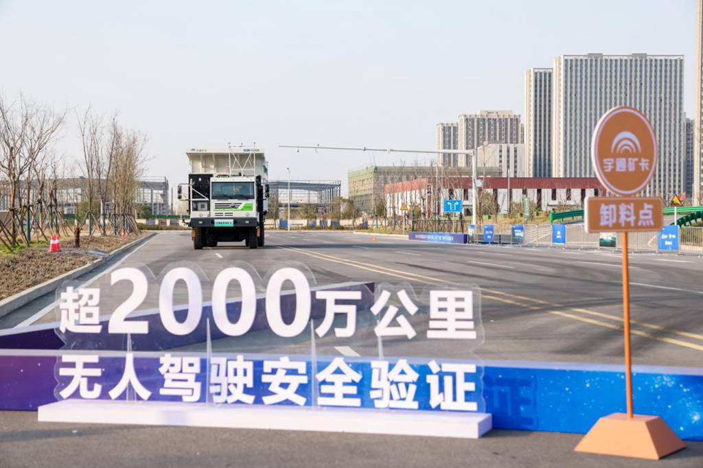 宇通重工无人驾驶商业化批量应用，新能源作业设备智电融合再提速 - 第3张