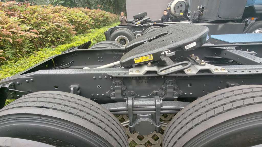 每年多赚3万！乘龙翼威5纯电牵引车轻量创富显实力 - 第3张