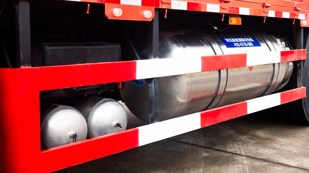 J6V 8×4载货车：以技术突破，定义高效运输标准 - 第2张