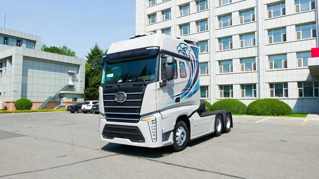 J7创领版牵引车高效货运,行稳致远 - 第1张 - 提加商用车网 J7创领版牵引车高效货运,行稳致远 - 第1张