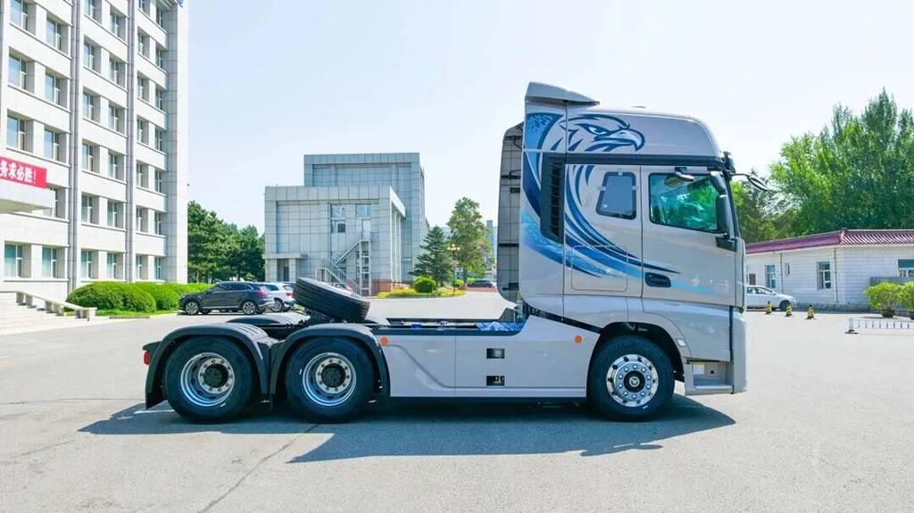 J7创领版牵引车高效货运,行稳致远 - 第2张 - 提加商用车网 J7创领版牵引车高效货运,行稳致远 - 第2张