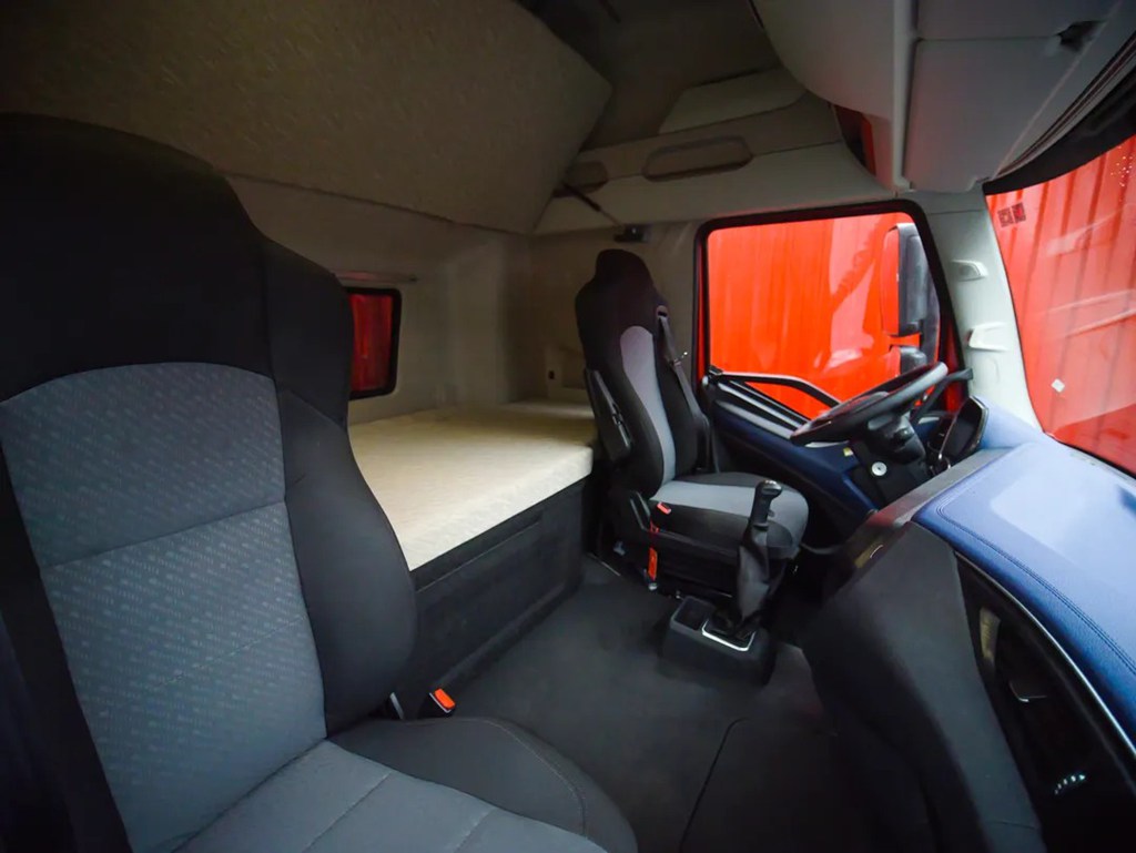 芯视界 | J6V 8×4载货车，助力卡友拓展盈利空间！ - 第3张