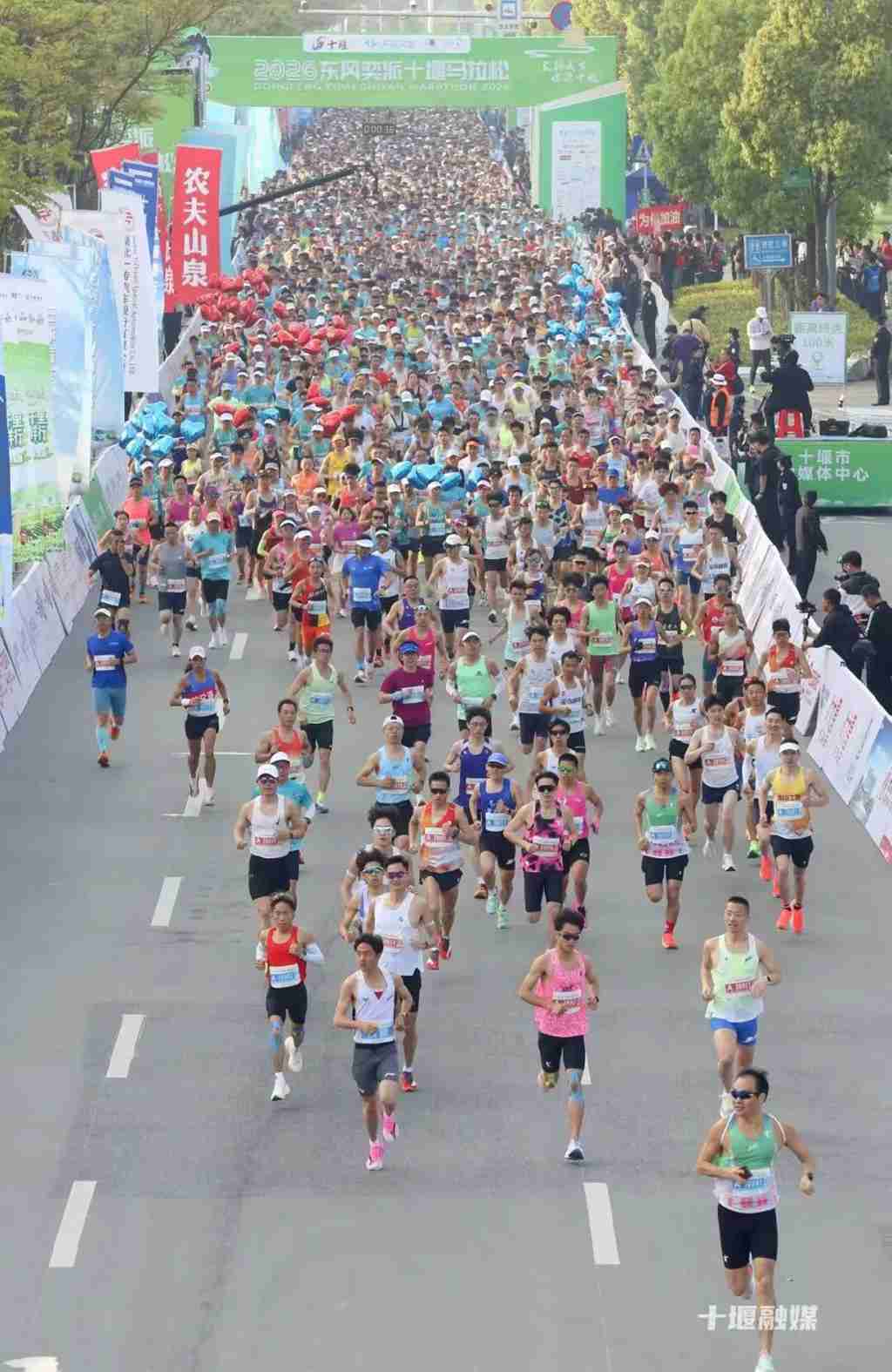 硬核双车亮相堰马！东风商用车两大主力车型领跑物流运输新赛道 - 第1张