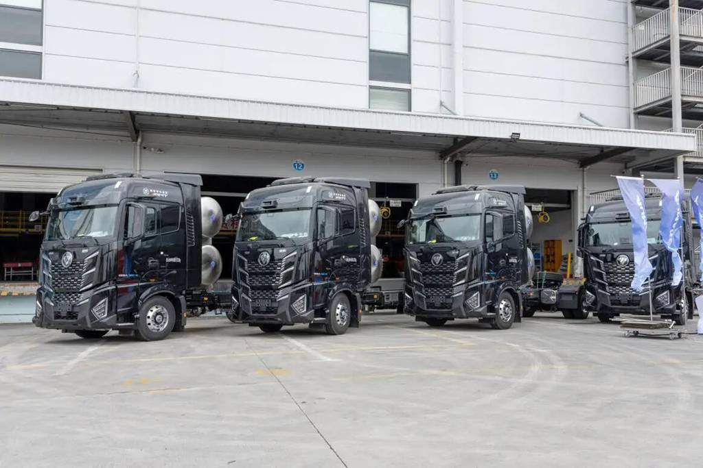 首批179台搭载高速公路领航功能福田欧曼LNG重卡顺利交付华东客户 - 第1张