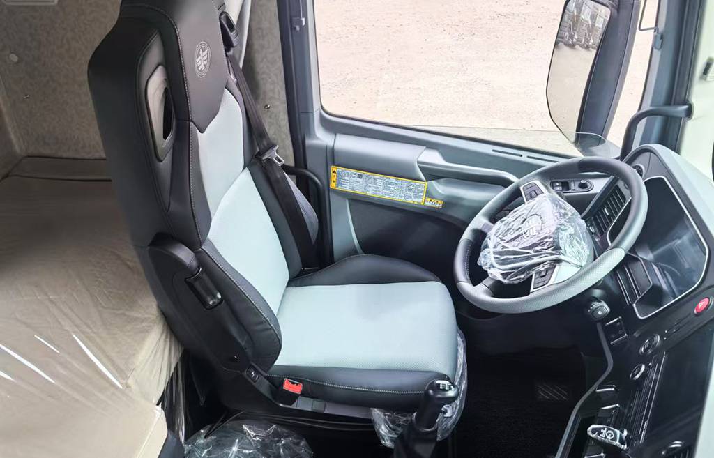 J7 6DV1 660马力领航版牵引车：干线王者实力，征途一路从容 - 第4张