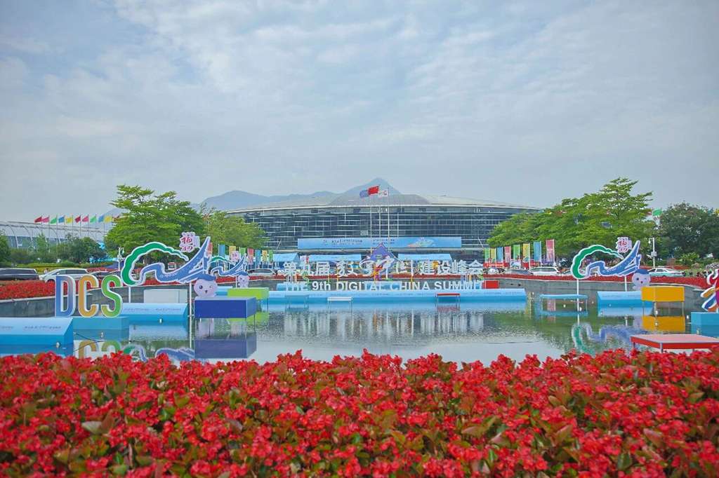 数智引领，驭见未来——金龙无人配送车亮相第九届数字中国建设峰会 - 第1张