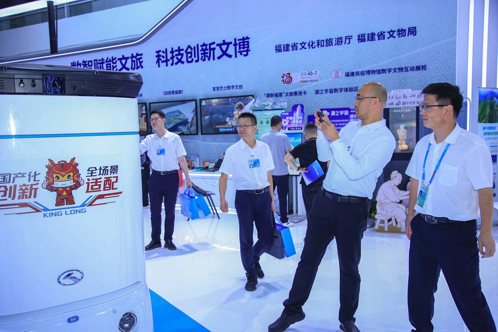 数智引领，驭见未来——金龙无人配送车亮相第九届数字中国建设峰会 - 第2张