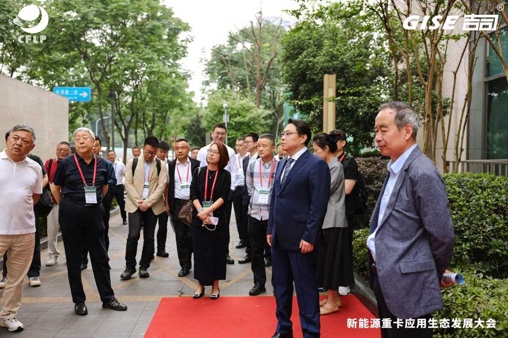 乘龙纯电牵引亮相成都 共拓新能源重卡应用生态发展新路径 - 第3张