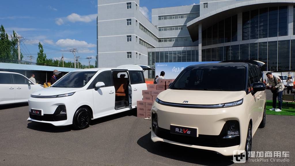 商用车乘用化新标杆，体面创富全能选手，鑫源汽车向上 V6纯电VAN 实拍 - 第1张