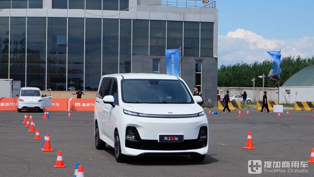商用车乘用化新标杆，体面创富全能选手，鑫源汽车向上 V6纯电VAN 实拍 - 第2张