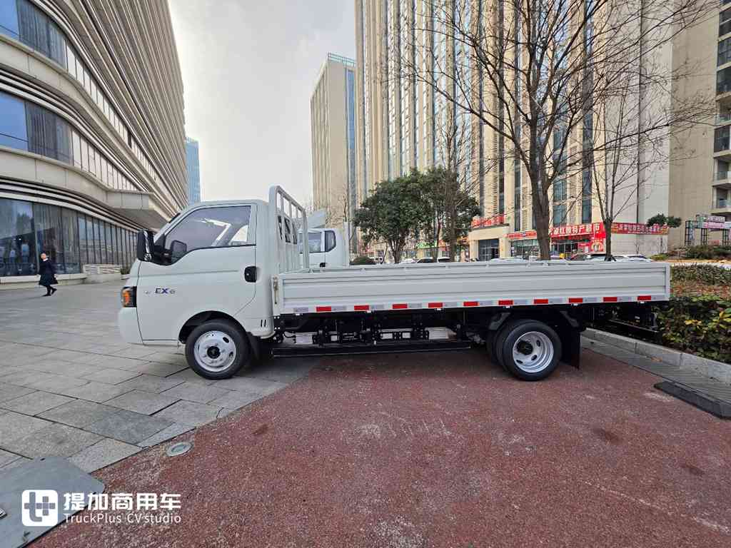 轻卡级承载，还有82度大电池+舒适内饰，江淮新能源EX6电动小卡实拍 - 第8张