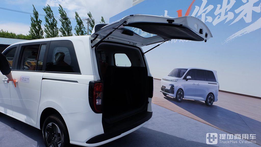 商用车乘用化新标杆，体面创富全能选手，鑫源汽车向上 V6纯电VAN 实拍 - 第12张