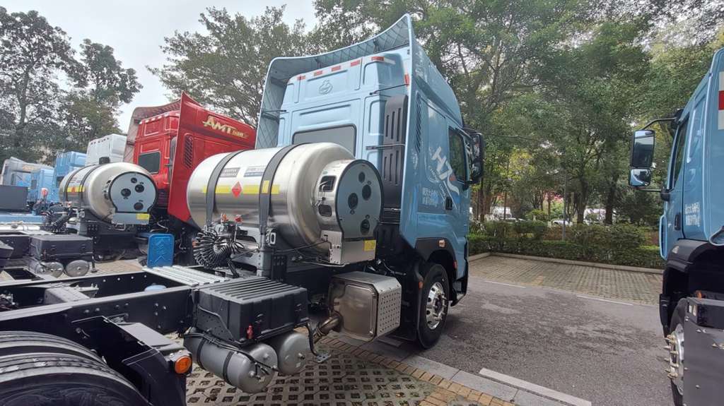 570大马力轻自重,乘龙H7 Pro LNG牵引车中长途运输赚更多 - 第2张 - 提加商用车网 570大马力轻自重,乘龙H7 Pro LNG牵引车中长途运输赚更多 - 第2张