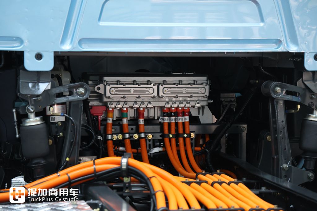 配2C超充，效率堪比燃油车？乘龙翼威5超充版大单桥深度解析 - 第8张