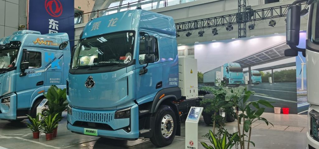 轻自重低能耗，乘龙翼威5纯电牵引车为卡友创富加码 - 第1张